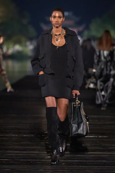 Look 18